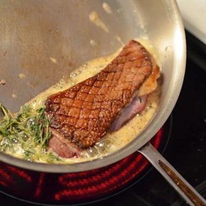 Cách làm ức vịt sốt rượu vang