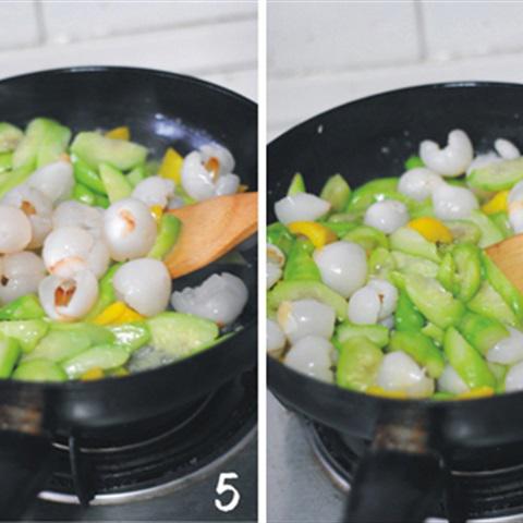 Cách làm vải xào mướp