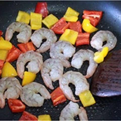 Cách làm vải xào tôm tươi
