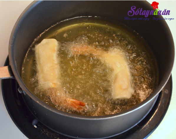 Váng đậu cuộn tôm chiên giòn