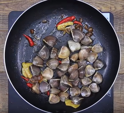 Vào bếp làm thịt ba chỉ ram đường thơm ngon, đậm đà đưa cơm