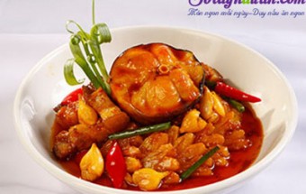 Vào bếp ngày đầu tuần cùng món Cá lăng kho củ nén