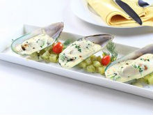 Vẹm sốt kem và rượu vang trắng