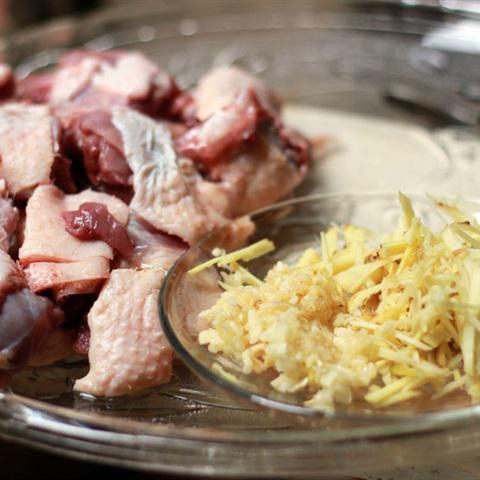 Cách làm vịt kho gừng tươi