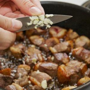 Cách làm vịt kho khoai tây và cà tím