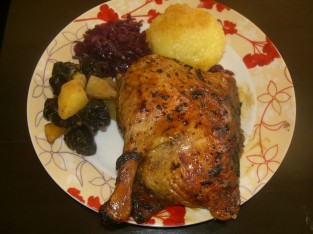 Vịt nhồi táo mận