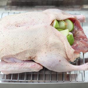 Cách làm vịt nướng nhồi táo