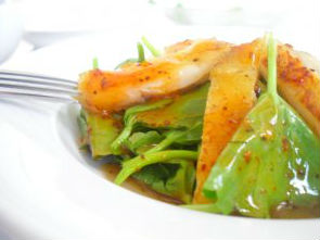 Xà lách cá ba sa xông khói trà tươi