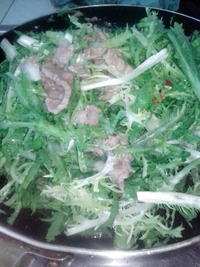 Xà-lách frise trộn bò