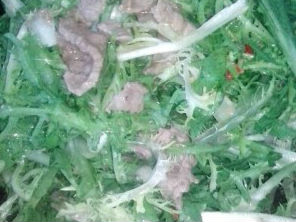 Xà-lách frise trộn bò