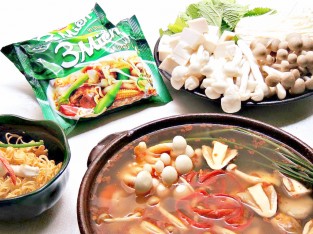 Xì xụp lẩu nấm chua thanh ăn kèm Mì Chay Lá Đa