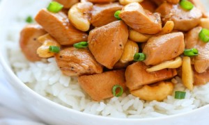 Xôi bọc thịt nóng hổi, thơm lừng thổi bùng cơn đói