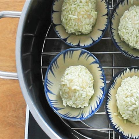 Cách làm xôi bọc trứng muối