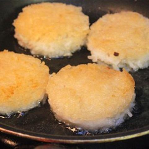 Cách làm xôi chiên kẹp thịt