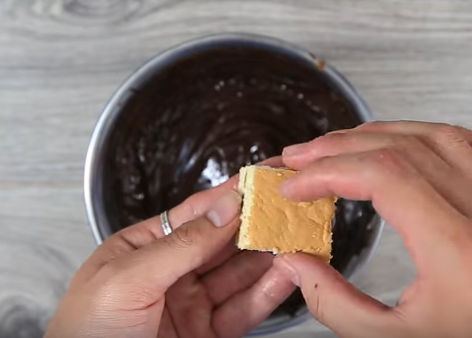 Xôi chiên ruốc hành dẻo ngon, lạ miệng, càng ăn càng mê