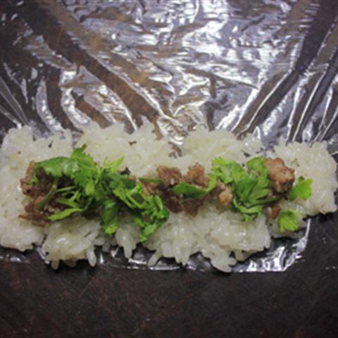 Cách làm xôi cuộn thịt băm