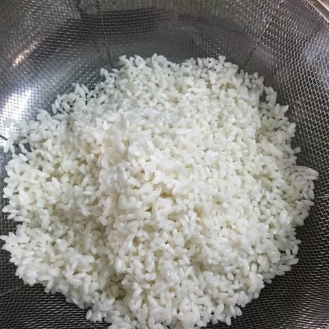 Cách làm xôi cuốn xoài