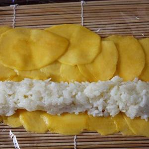 Cách làm xôi cuốn xoài