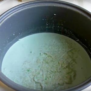 Cách làm xôi lá dứa hạt sen