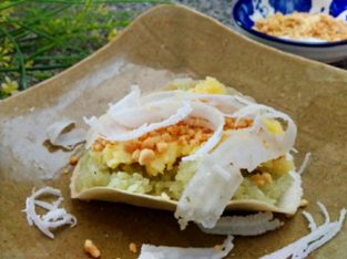 Xôi lá dứa bọc bánh tráng – món ăn tuổi thơ