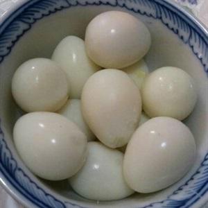 Cách làm xôi lá dứa bọc trứng cút