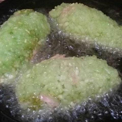 Cách làm xôi lá dứa bọc trứng cút