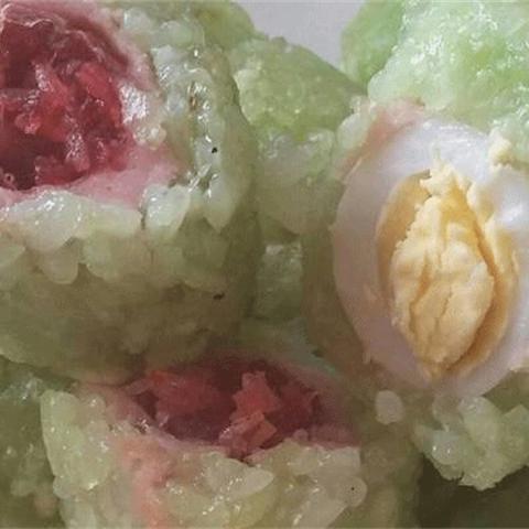 Cách làm xôi lá dứa bọc trứng cút