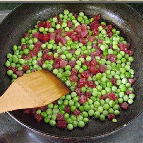 Cách làm xôi lạp xưởng đậu Hà Lan