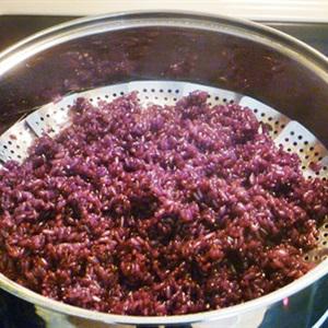 Cách làm xôi nếp cẩm kẹp bánh tráng ngọt