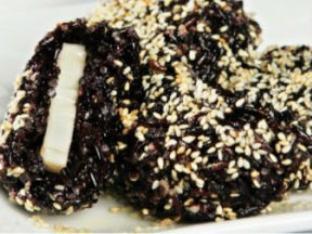 Xôi nếp than bọc củ sen chiên giòn