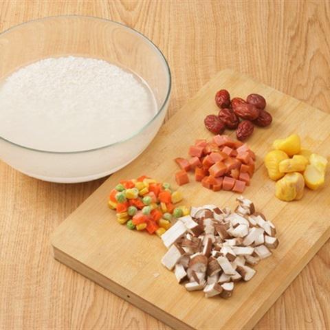 Cách làm xôi ngũ vị nhồi gà nướng muối