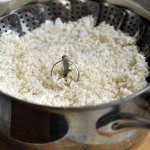 Cách làm xôi nướng cuộn lạp xưởng