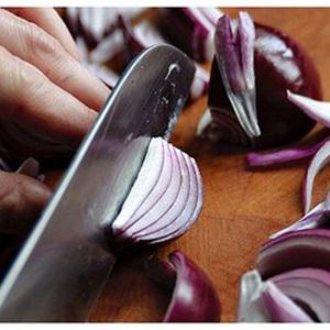 Cách làm xúc xích bò nướng cà chua