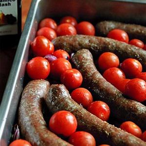 Cách làm xúc xích bò nướng cà chua