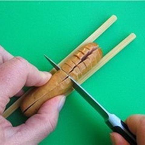 Cách làm xúc xích chiên hình hoa cúc