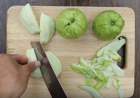 Xúc xích nướng bột bánh và nước sốt ăn là nghiền