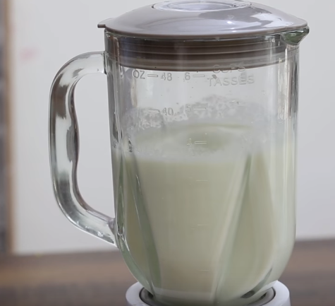 Xúc xích nướng bột bánh và nước sốt ăn là nghiền