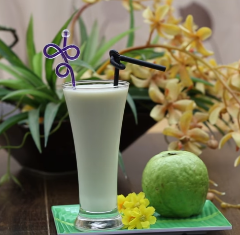 Xúc xích nướng bột bánh và nước sốt ăn là nghiền