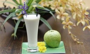 Xúc xích nướng bột bánh và nước sốt ăn là nghiền