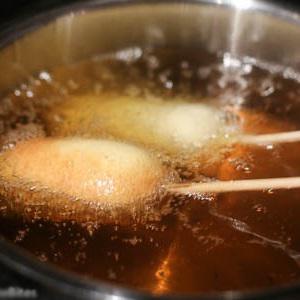 Cách làm xúc xích tẩm bột bắp