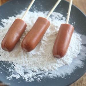 Cách làm xúc xích tẩm bột bắp