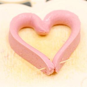 Cách làm xúc xích trứng hình trái tim
