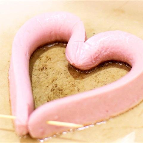 Cách làm xúc xích trứng hình trái tim