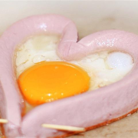 Cách làm xúc xích trứng hình trái tim