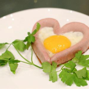 Cách làm xúc xích trứng hình trái tim