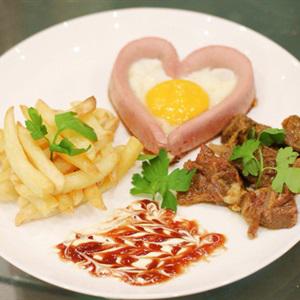 Cách làm xúc xích trứng hình trái tim