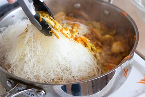 Xúc xích xào cay kiểu Hàn thơm nức mũi