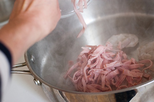 Xúc xích xào cay kiểu Hàn thơm nức mũi