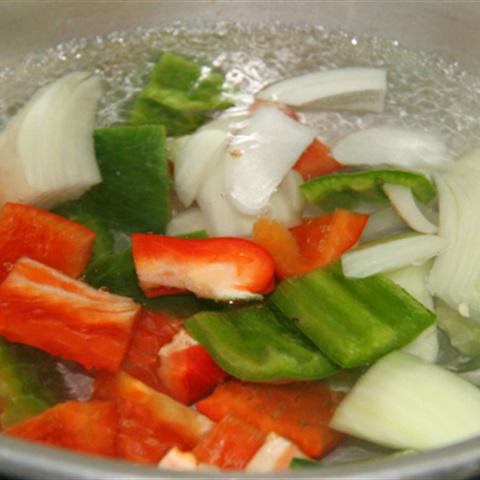 Cách làm xúc xích xào ớt chuông