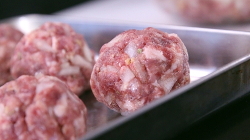 Xuống bếp làm cá kho mơ đường chua ngọt đãi cả nhà